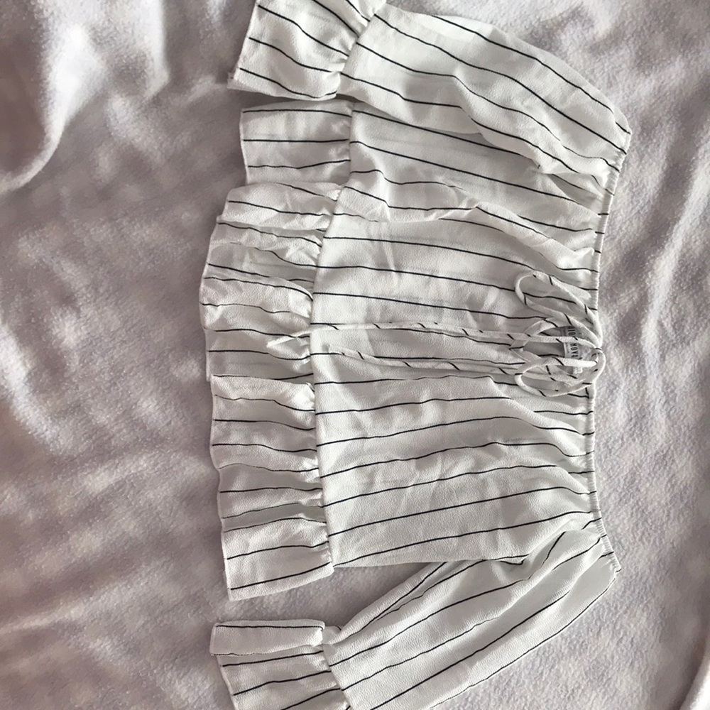 cropped long sleeve black and white shirt